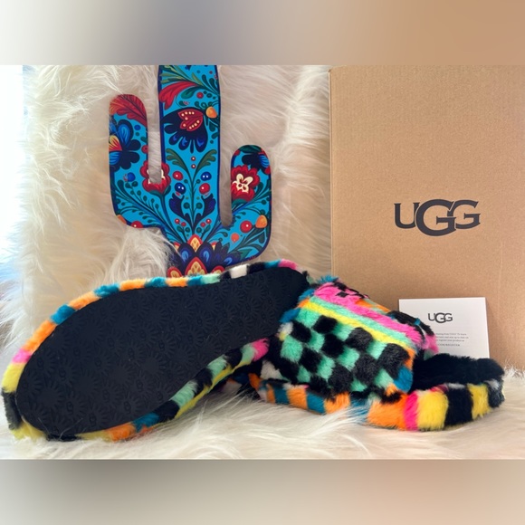 UGG Kids Fluff Yeah Slides- Size 5 (kids) or 7- 7 1/2 (womens)- Checks - Picture 2 of 4